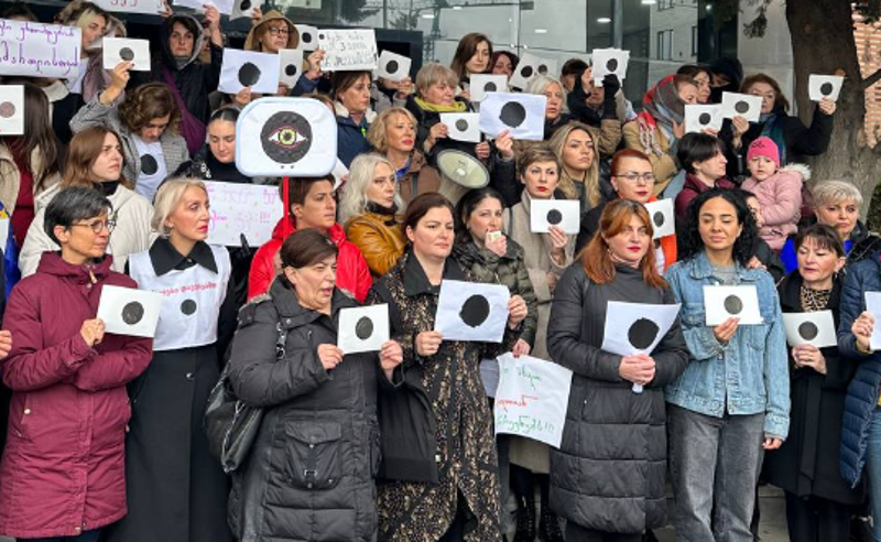 ქალების საპროტესტო მარში ცესკოსთან და შენობაში ჩაკეტილი კალანდარიშვილი 