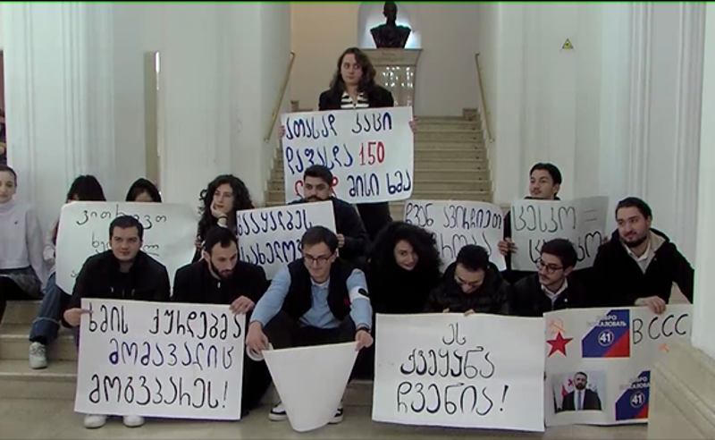 "ცესკო ცრუსკო", "გააყალბეს სახელოვნად" - ღამენათევი ბსუს-ს სტუდენტები პროტესტის შეწყვეტას არ გეგმავენ