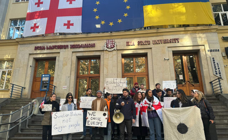 "არ ვეგუებით გაყალბებულ არჩევნებს" - ილიაუნის დერეფნებში სტუდენტების მსვლელობაა
