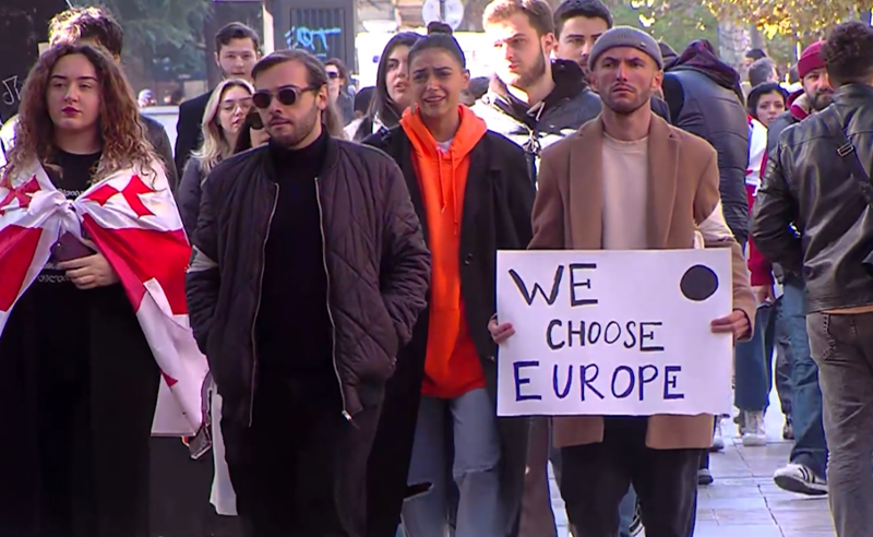 "არა გაყალბებულ არჩევნებს" - სტუდენტები მსვლელობით ილიაუნიდან სახელმწიფო უნივერსიტეტისკენ მიემართებიან 