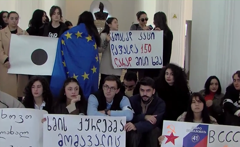 "დანებებას არ ვაპირებთ!" - ბათუმში უწყვეტ პროტესტს სულ უფრო მეტი სტუდენტი უერთდება