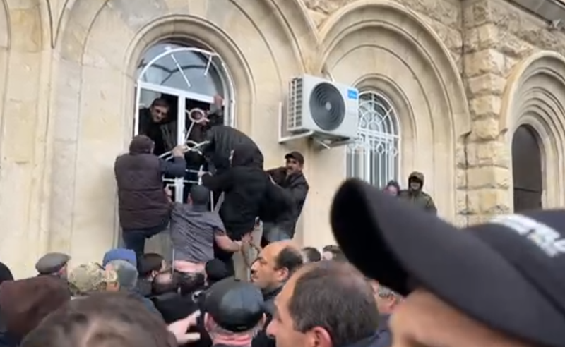აფხაზეთში აქციის მონაწილეები ე.წ. პარლამენტის შენობაში შეიჭრნენ