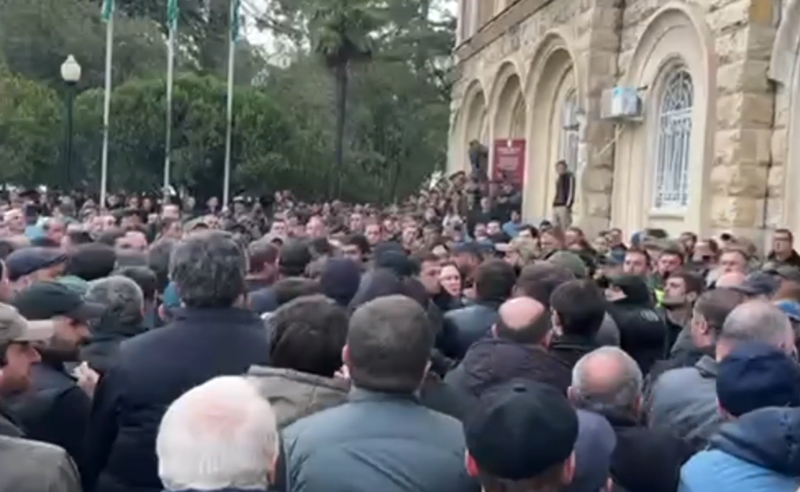 აქციის მონაწილეები ბჟანიას გადადგომას ითხოვენ -  საოკუპაციო რეჟიმი უკან იხევს 
