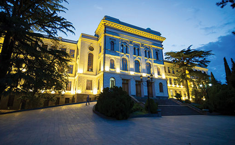 სტუდენტების ინფორმაციით, მათ და ლექტორებს თსუ-ის შენობაში არ უშვებენ