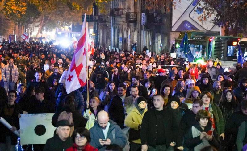 "პროტესტი არ დამთავრდება გამარჯვებამდე" - სტუდენტები მსვლელობით ილიაუნთან მივიდნენ