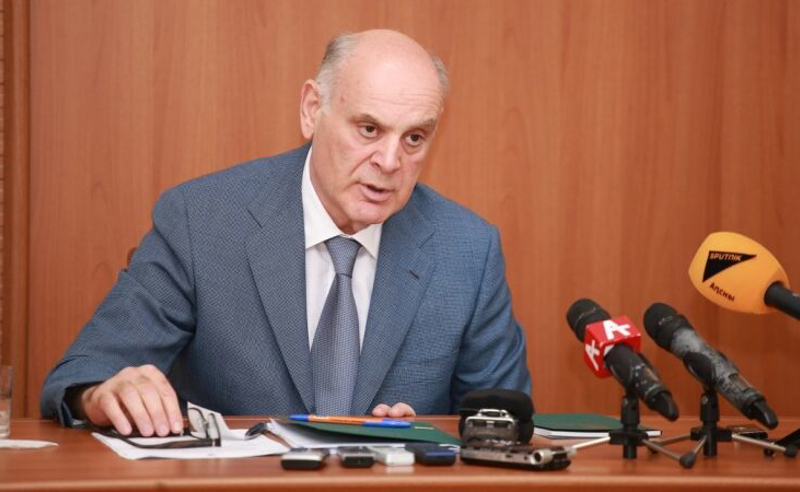 საოკუპაციო რეჟიმის ლიდერი, ასლან ბჟანია გადადგა