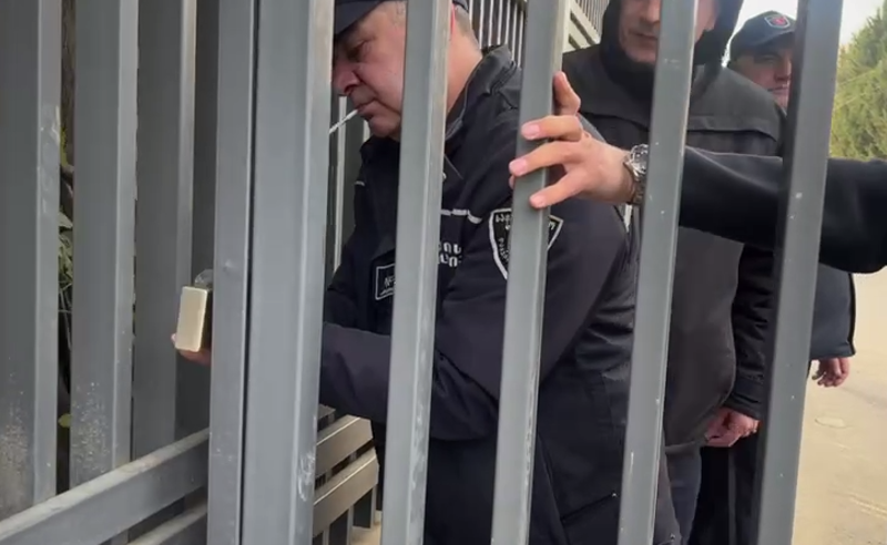 ცესკოს ჭიშკარს ბოქლომი დაადეს - ცენტრალური საარჩევნო კომისიის ეზოში სამართალდამცველების უპრეცედენტო მობილიზებაა 