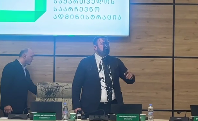 Gürcüstan MSK-nın iclasında dava: sədrin üstünə boya atıldı-- Video