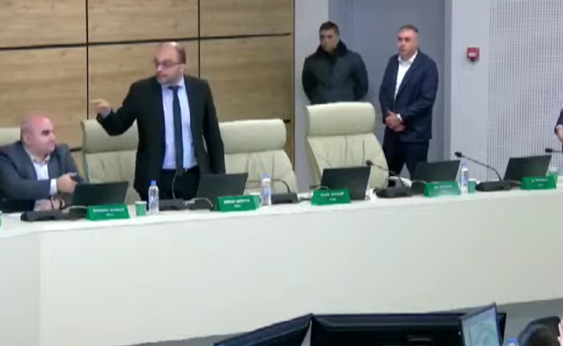 "გტოვებთ მარტო, შეგიძლიათ "ოცნების" შედეგებს ბეჭედი დაარტყათ" - გიორგი სიორიძემ ცესკოს სხდომა პროტესტის ნიშნად დატოვა 