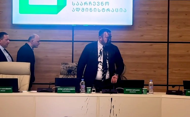 "პირველების" ინფორმაციით, კალანდარიშვილს სახეზე სამხატვრო საღებავი შეასხეს, რაც ჯანმრთელობის დაზიანებას არ იწვევს
