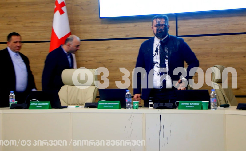 "კალანდარიშვილი დიდი შავი წერტილი და "ოცნების" გაჟონილი სახეა" - პროტესტმა მრგვალ ბაღთან გადაინაცვლა 