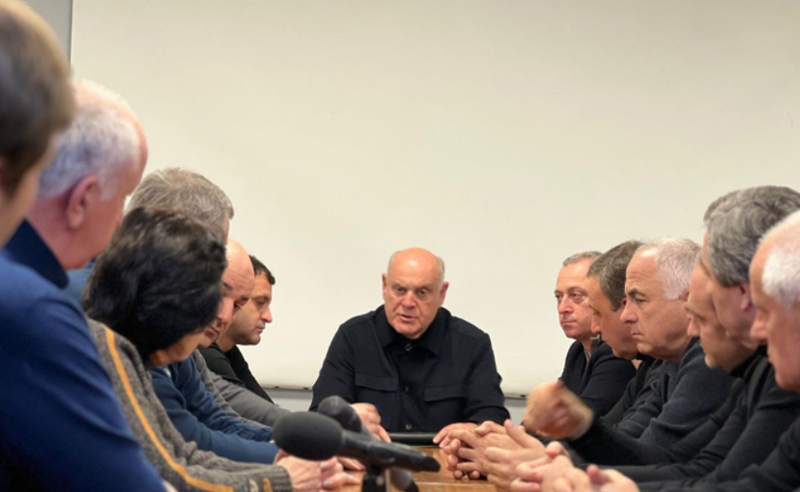 ოკუპირებული აფხაზეთის მარიონეტული რეჟიმის ლიდერი ე.წ. ოპოზიციისგან სამთავრობო შენობების გათავისუფლებას ითხოვს 