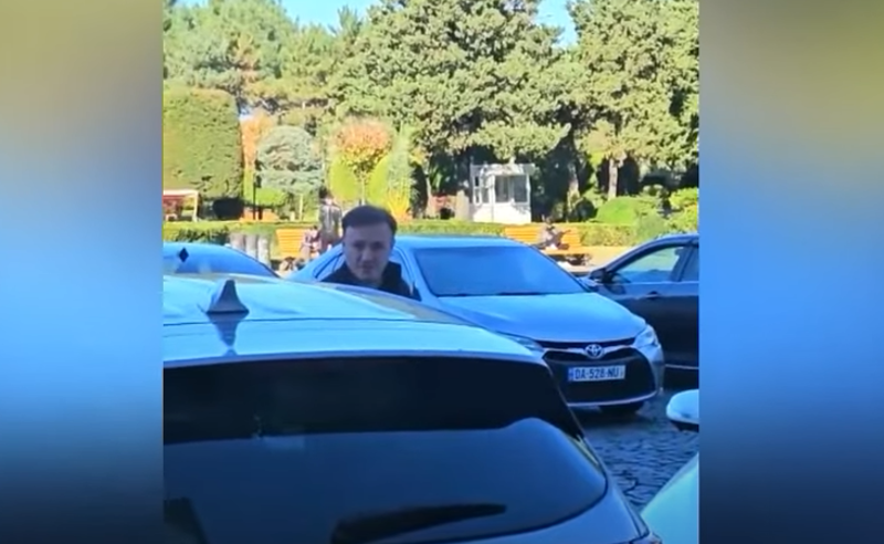 ირაკლი ზარქუა ბათუმში რუსულნომრიანი ავტომობილით გადაადგილდება - კადრები ბსუ-ს სტუდენტებმა გადაიღეს