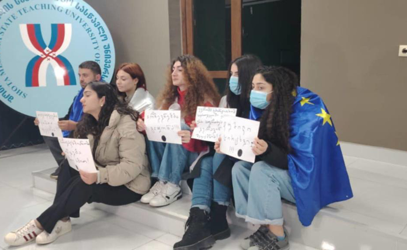საერთო სტუდენტურ პროტესტს ზუგდიდელი სტუდენტები უერთდებიან - ახალგაზრდები ღამეს  უნივერსიტეტის შენობაში გაათევენ