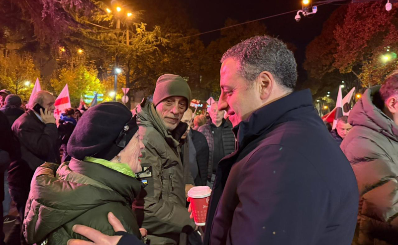 ვაშაძე: ივანიშვილისგან გაზულუქებული მაღალჩინოსნები მანქანებში არიან, პოლიციელებს კი ქუჩაში ყინავენ