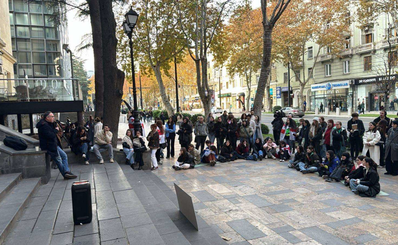 ილიაუნის წინ ლაშა ბუღაძე საჯარო ლექციას ატარებს 