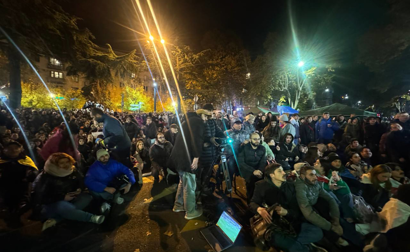 აქციის მონაწილეები ეროვნულ საფეხბურთო ნაკრებს ერთად უგულშემატკივრებენ - ჭავჭავაძეზე მონიტორს ამონტაჟებენ
