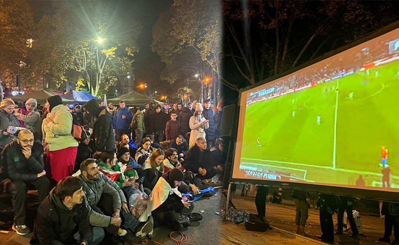 აქციის მონაწილეები საქართველოს ნაკრებს გულშემატკივრობენ