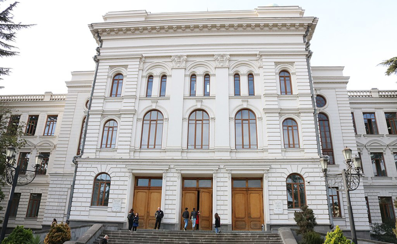 "რექტორს მხოლოდ ღია სივრცეში, მედიების თანდასწრებით შევხვდებით" - სტუდენტების პასუხი სამუშიას