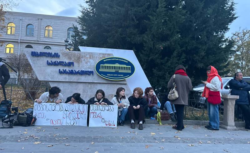 აქციაზე დაკავებული ახალგაზრდების სხდომის პარალელურად, საქალაქოსთან პროტესტია