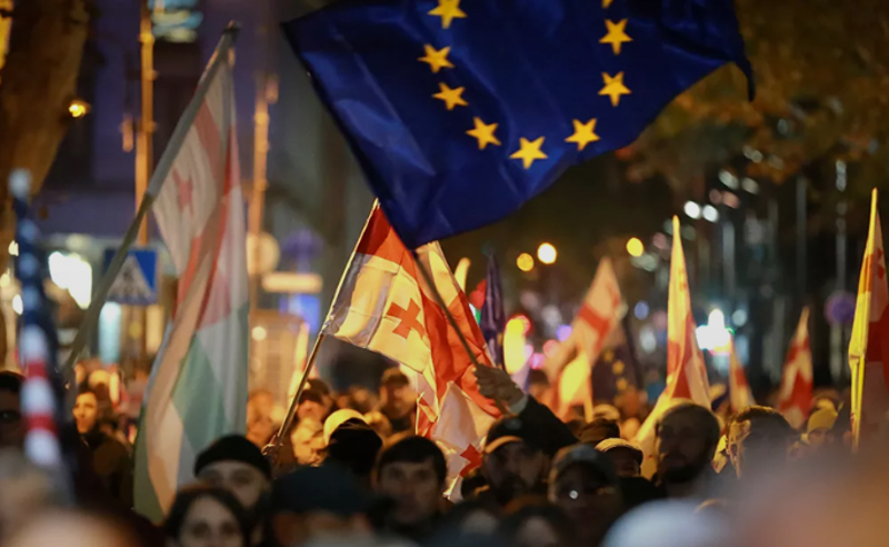 "ხელისუფლება არალეგიტიმურია" - პარლამენტის შეკრებამდე 24 სააათით ადრე ხალხი ქუჩაში გამოდის