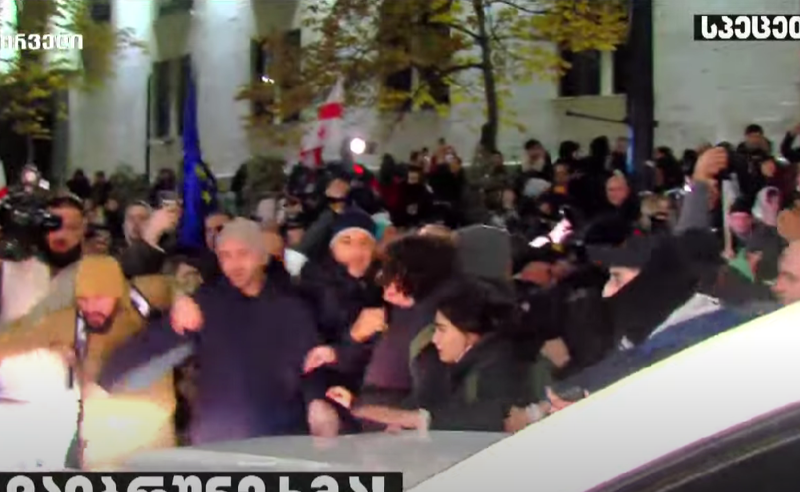 რუსთაველის გამზირზე ვითარება დაიძაბა - პოლიციას აქციის მონაწილეების დაკავების მცდელობა ჰქონდა