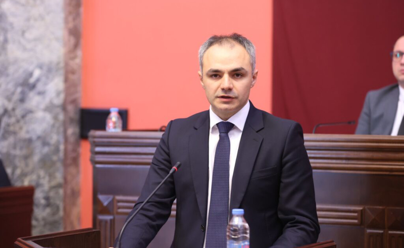 არც ერთი სიტყვა საგამოცდო პროგრამიდან ამოღებულ ავტორებზე, სტუდენტების  პროტესტზე - ერთპარტიული პარლამენტი ალექსანდრე წულაძეს უსმენს