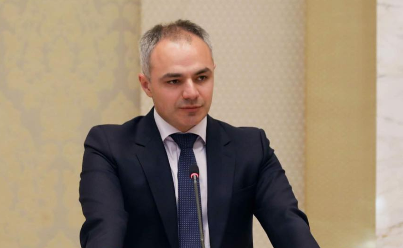 განათლების მინისტრი ამტკიცებს, რომ საგამოცდო პროგრამიდან მხოლოდ არასავალდებულო ნაწარმოებები ამოიღეს