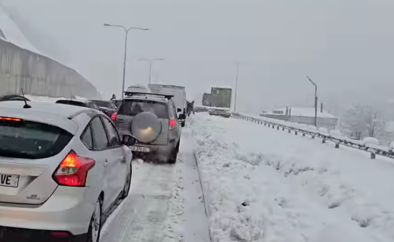 თოვლის გამო რიკოთის უღელტეხილზე ავტომობილები შეფერხებით გადაადგილდებიან