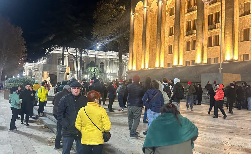„ოცნება" ევროკავშირში გაწევრიანების პროცესს აჩერებს - მოქალაქეების ნაწილი პარლამენტის წინ იკრიბება 