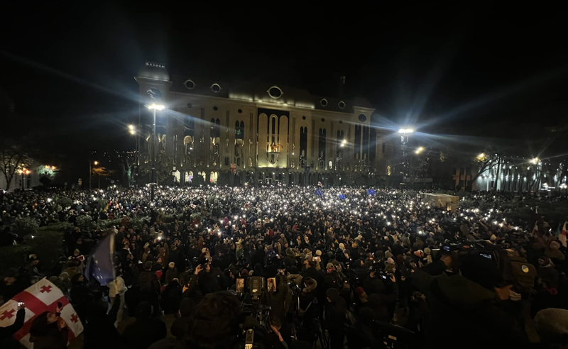 ხელისუფლება ეკუთვნის ხალხს -  "ოცნების” ოფისთან შეკრებილი აქციის მონაწილეები რუსთაველის გამზირზე მიმდინარე აქციას  შეუერთდნენ