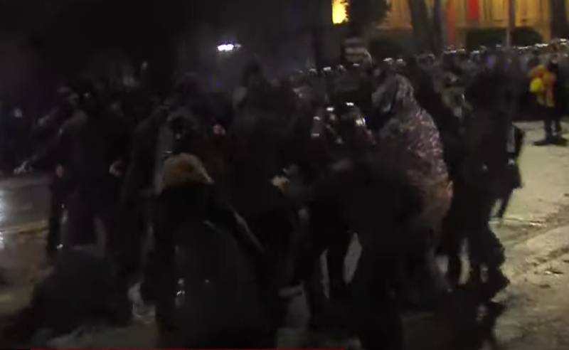 სპეცრაზმი მშვიდობიან მოქალაქეებს აკავებს და სცემს - ახალი კადრები
