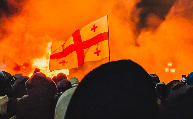 აქციის დარბევის მიუხედავად, დემონსტრანტები რუსთაველის გამზირზე რჩებიან
