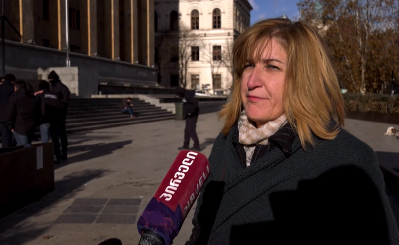 "გამოვედი იმიტომ, რომ ხვალ ისევ ვასწავლო ილია, პაოლო, გალაკტიონი" - მოქალაქეები პარლამენტთან იკრიბებიან
