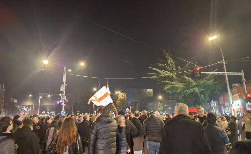 საქართველოში პროტესტია - "ქართული ოცნების" გადაწყვეტილებას ბათუმშიც აპროტესტებენ