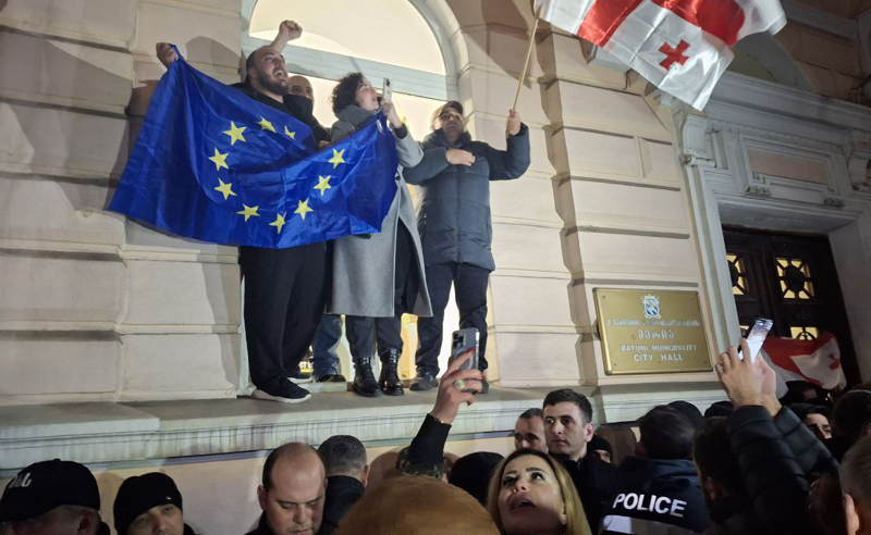 ბათუმის მერიიდან ევროკავშირის დროშა გადმოფინეს