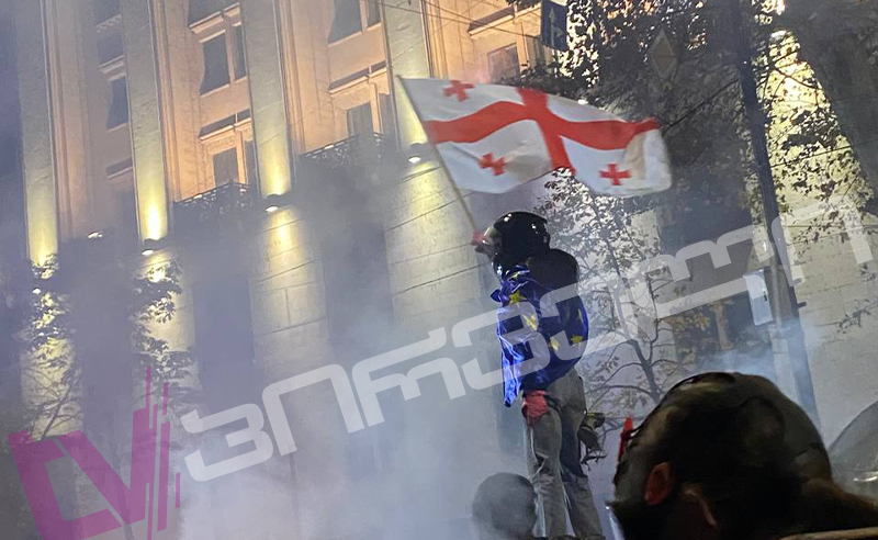 ქაშვეთის მიმდებარე ტერიტორიაზე სიტუაცია უკიდურესად დაძაბულია - ისროდნენ გაზის კაფსულებს, დააკავეს დემონსტრანტები