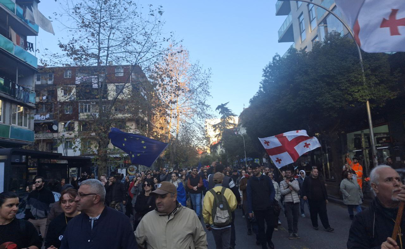 ბათუმში საპროტესტო მსვლელობა მიმდინარეობს