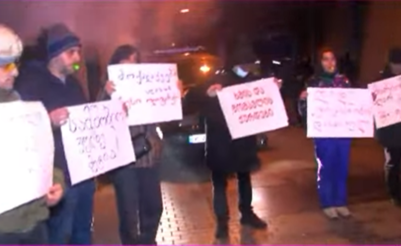 "ივანიშვილის დღეები დამთავრებულია" - პროტესტის კიდევ ერთი ეპიცენტრი ოლიგარქის შუშის სასახლეა
