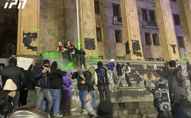 პარლამენტთან  აქციის მონაწილეების მისამართით, წყლის ჭავლი გამოიყენეს