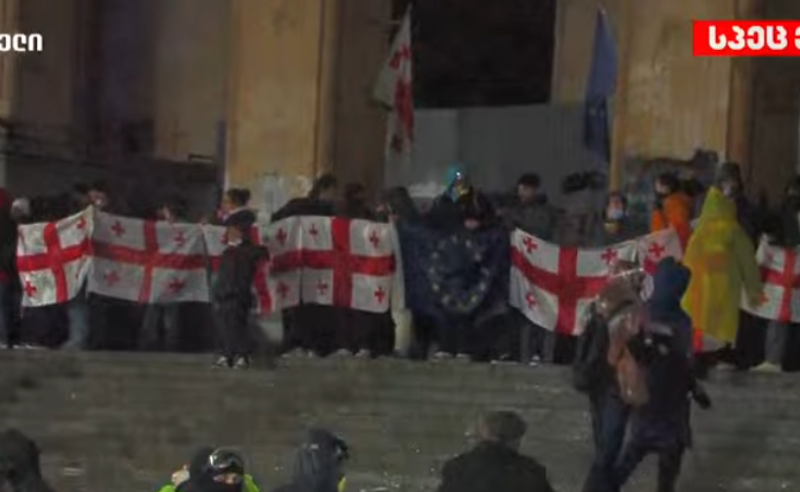 ახალგაზრდებმა პარლამენტის შენობის წინ, საქართველოს დროშებით ხელში, ცოცხალი კედელი გააკეთეს