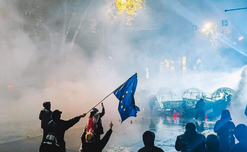 ჭიჭინაძის ქუჩაზე სპეცრაზმი წყლის ჭავლს იყენებს - აქციის მონაწილეები ადგილიდან არ იძვრიან