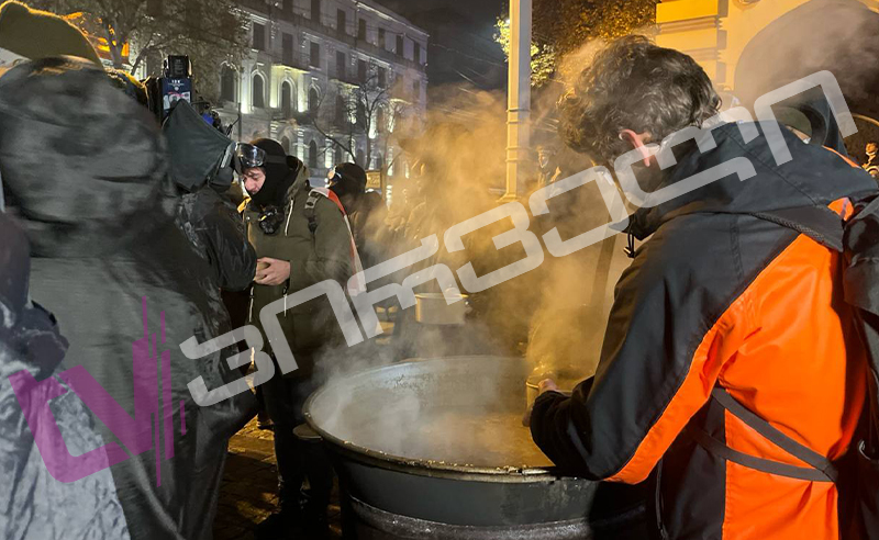 რუსთაველის გამზირზე, აქციის მონაწილეები გიგანტური ქვაბით წვნიანს ამზადებენ (ფოტო/ვიდეო)