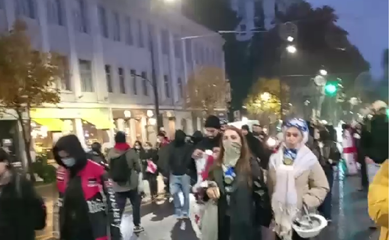 დარბევის მიუხედავად პროტესტი არ წყდება - აქციის მონაწილეებმა  ჭავჭავაძის გამზირი გადაკეტეს