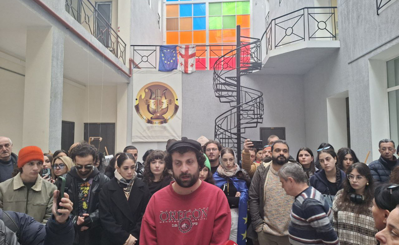 "ვგმობთ ძალადობას!" - ბათუმის ხელოვნების უნივერსიტეტის სტუდენტები და პროფესორ-მასწავლებლები გაიფიცნენ