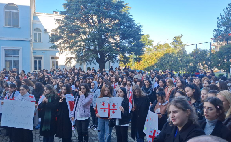 საპროტესტო ტალღა არ ცხრება - ბათუმში სტუდენტები, მოსწავლეები და პროფესორ-მასწავლებლები ბსუ-სთან შეიკრიბნენ