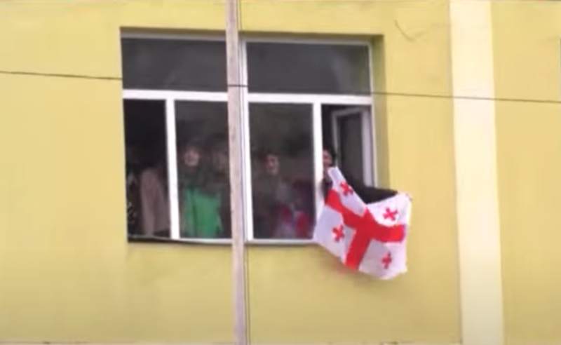 გორის სკოლებში უფროსკლასელები გაიფიცნენ - მე-3 სკოლის დირექტორმა ბავშვები შენობაში გამოკეტა