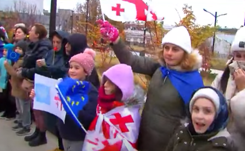 "მომავალი თაობა იმსახურებს, იცხოვროს ევროპულ საქართველოში" - კანცელარიასთან მშობლების აქცია იმართება
