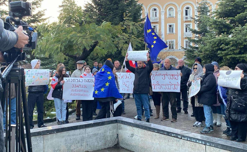პირველად საქართველოს უახლეს ისტორიაში - ჭიათურაში ხალხი ქუჩაში გავიდა და აქციას მართავს