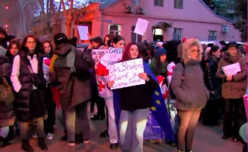 "ვალდებულები ვართ, ვიბრძოლობთ ევროპული მომავლისთვის" - განათლების სამინისტროსთან პედაგოგები შეიკრიბნენ